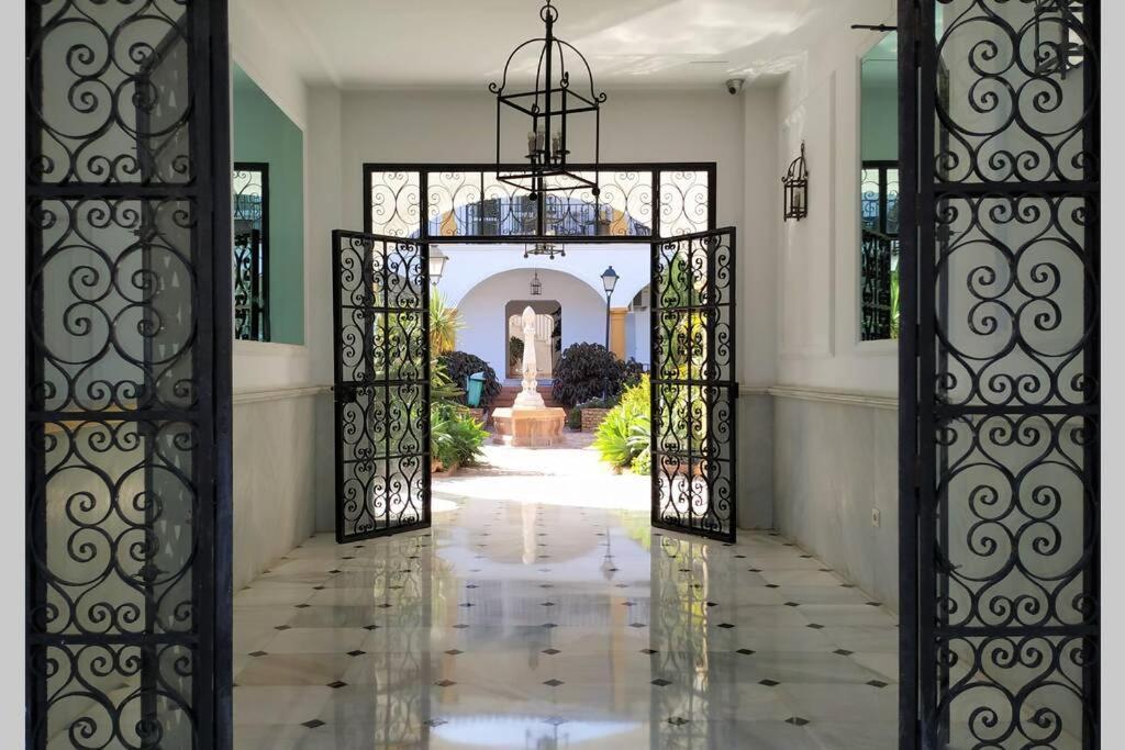Апартаменты Dona Carlota Gardens, Sea Views, Pool, Restaurant Торремолинос Экстерьер фото