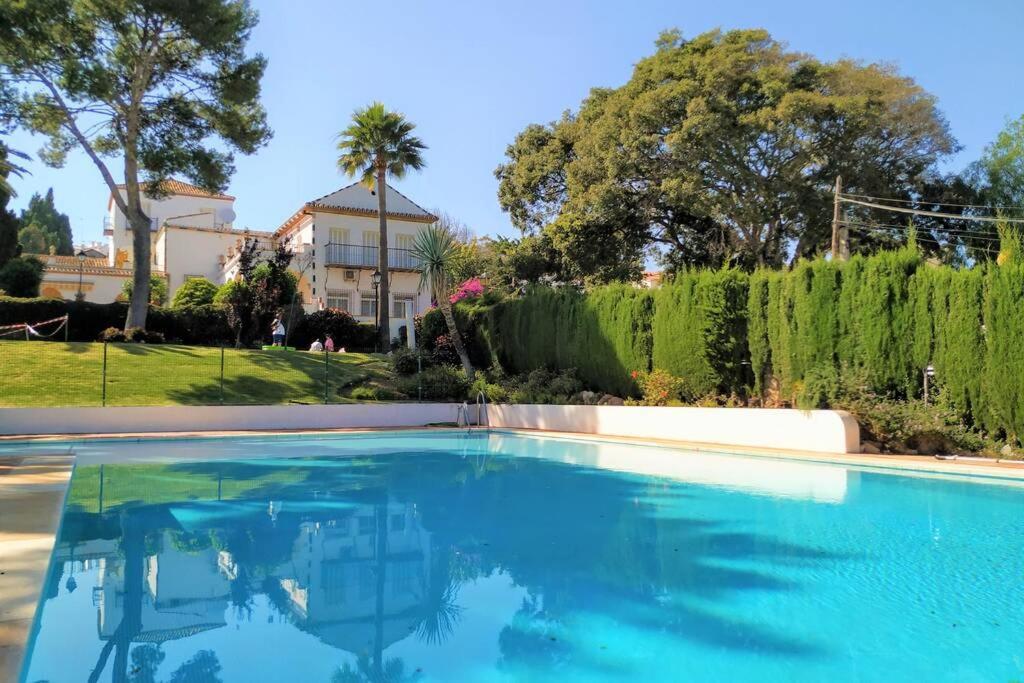 Апартаменты Dona Carlota Gardens, Sea Views, Pool, Restaurant Торремолинос Экстерьер фото